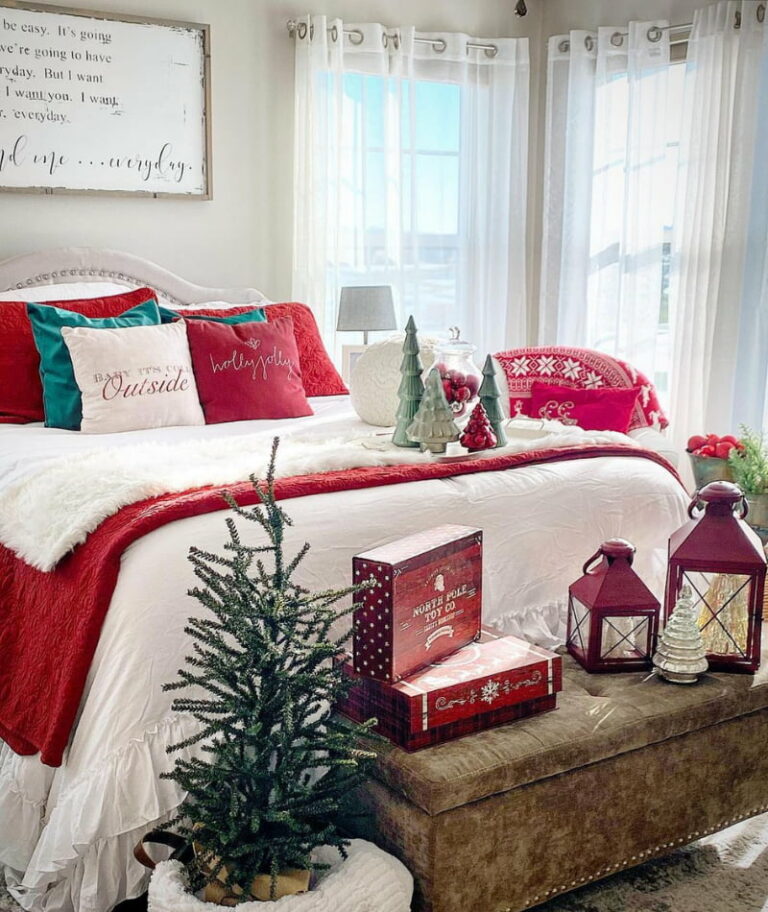 Top 16 Christmas Bedroom Decoration Ideas - WomenSew