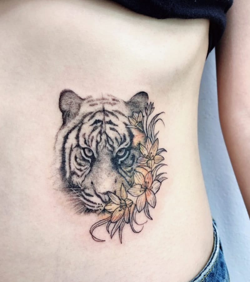 Stunning Flower Tattoo Ideas on Ribs